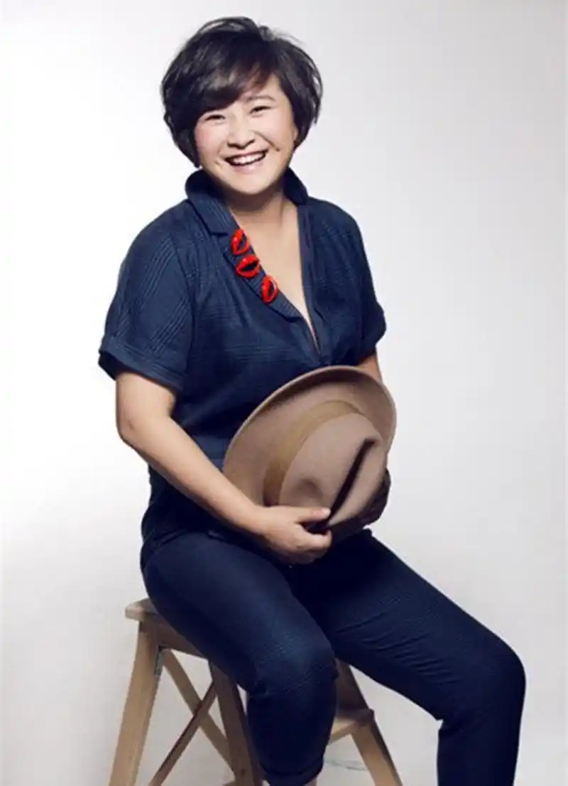 展现纤细腰线再次迷倒众人 7月22日晚,喜剧演员贾玲发表了一篇长文