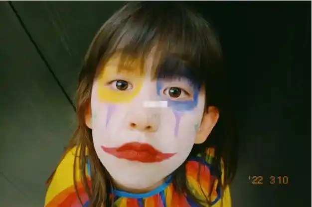 孙莉晒二女儿丑照化浓妆变小丑女与黄磊拍mv疑要进娱乐圈