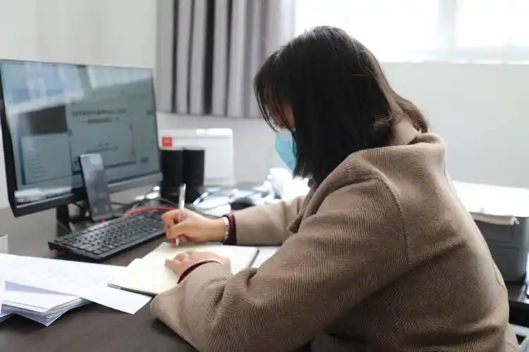 区委常委,宣传部部长何眉以普通党员身份参加主题党日活动