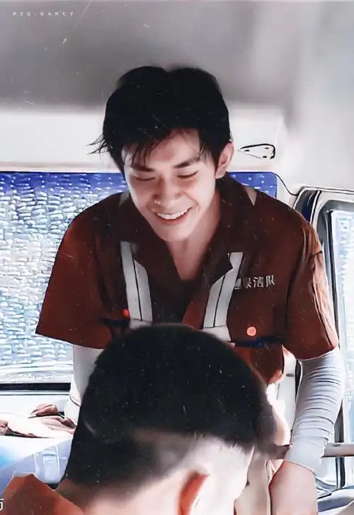 奇迹花絮发布易烊千玺化身喜剧人一秒破功憋笑太辛苦了