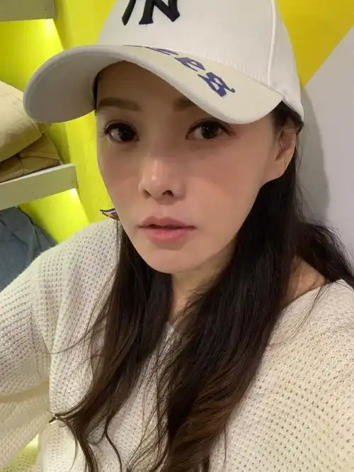 伊能静晒旧照少女感十足自称是崇拜老公的普通女人