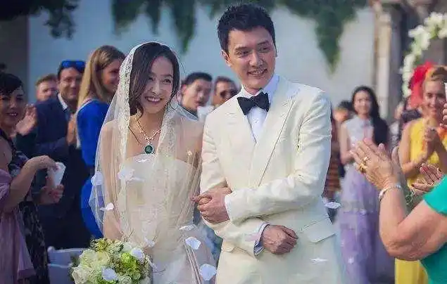 十年前赵丽颖抢到冯绍峰"婚礼"捧花,如今成了他老婆
