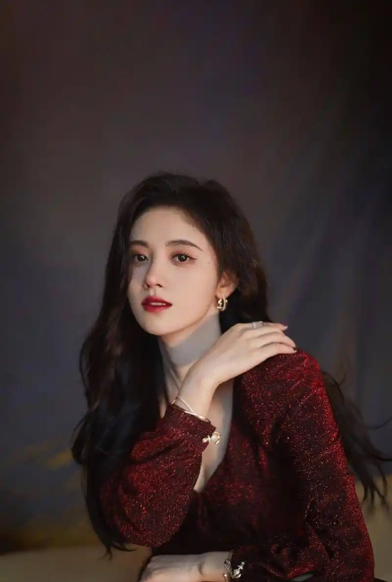 港风鞠婧祎上线,穿丝绒裙上演眼神杀,"四千年美女"实至名归!