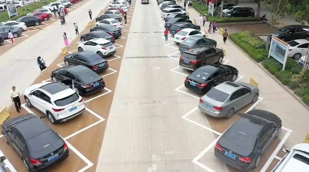 走在前开新局让出近70万个停车位潍坊为停车痛开出妙药方