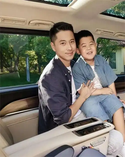 李小萌晒奢侈豪车,穿v领裙成豪门贵妇,与丈夫王雷一直相伴相爱