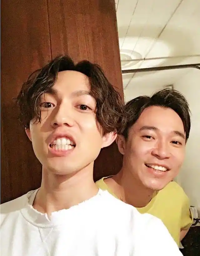 林宥嘉发博晒出与吴青峰合影,称""三年沒合照,一次照個夠!調皮~~!