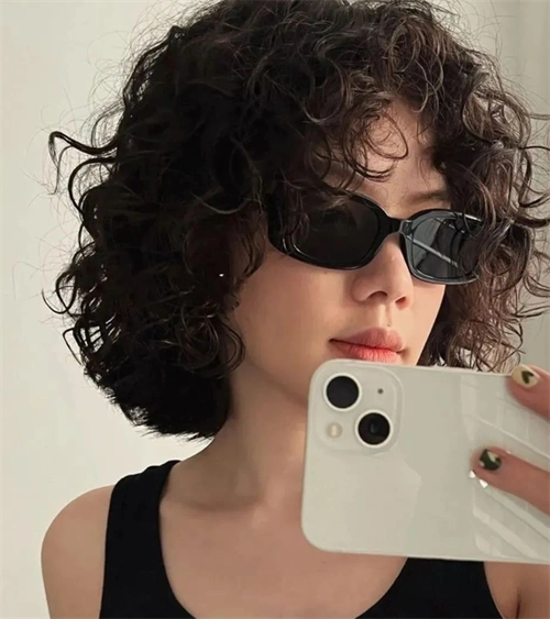 蓬松羊毛卷短发 发量直接翻两倍_女生烫发 - 美发站