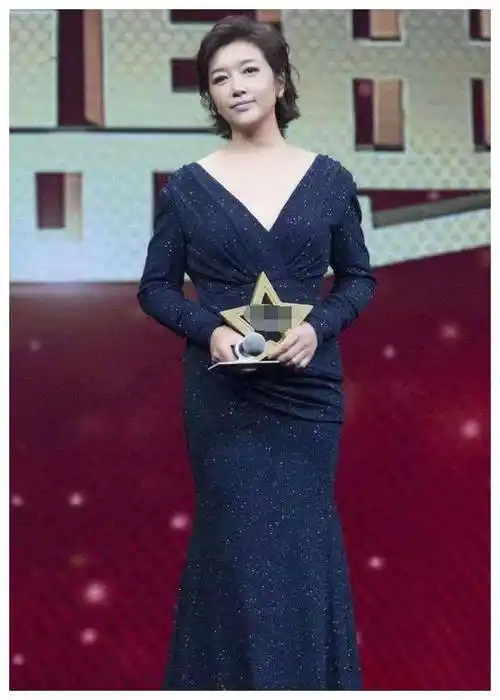 江珊终于高调一回一袭真空礼服slay全场51岁韵味十足让人叹服