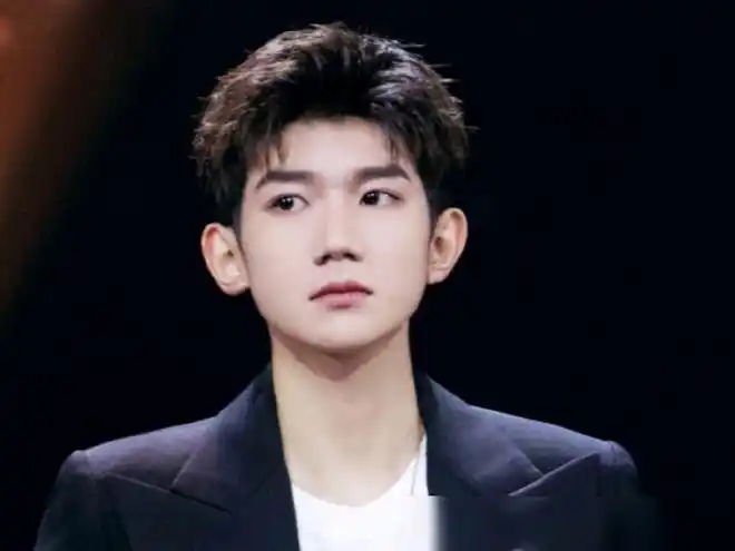 王源首次挑战"三七分"造型,本以为会驾驭不了,结果却惊艳全场!