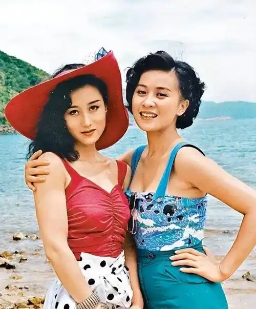 61岁利智双颊下垂,年轻时有多美,看她和女星的合照就知道答案了