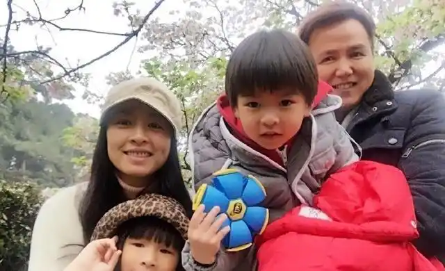 张庭的一家四口,儿子像妈妈,女儿像爸爸.