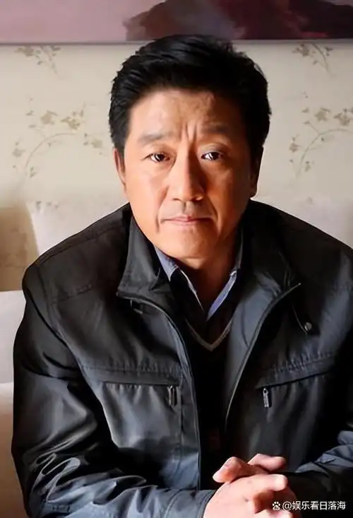 电影《人世间》中的卓越演技,荣获了2022年白玉兰奖的最佳男配角奖项