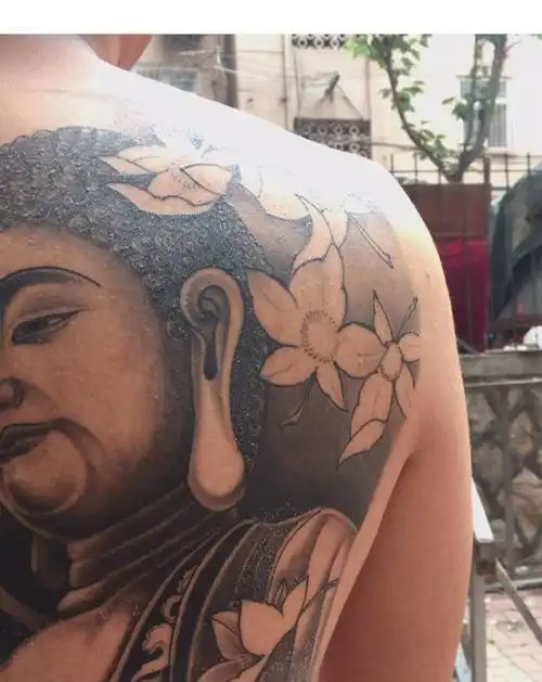 满背佛纹身图片_背部新传统纹身图案
