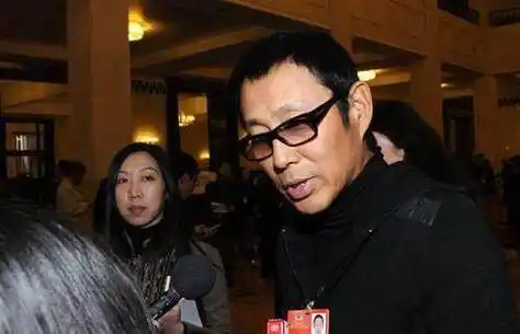 靳东陈道明合照,两大男神魅力和实力比较!