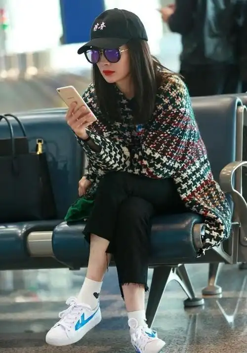 杨幂分享看展的自拍身材瘦小穿的单品都普通但时尚感是真的强