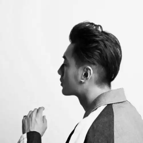 头像男成熟黑白头像,能让你感觉很幸福很温暖的男人