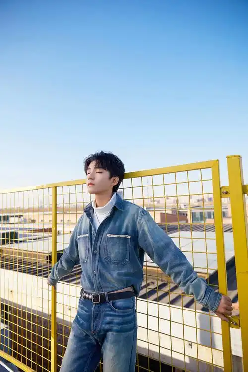 [消息]普普通通的初六迎接不普通的福利 王俊凯牛仔套装天台大片公开