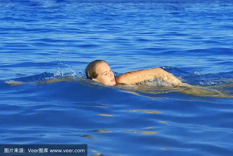 在海里游泳的女孩