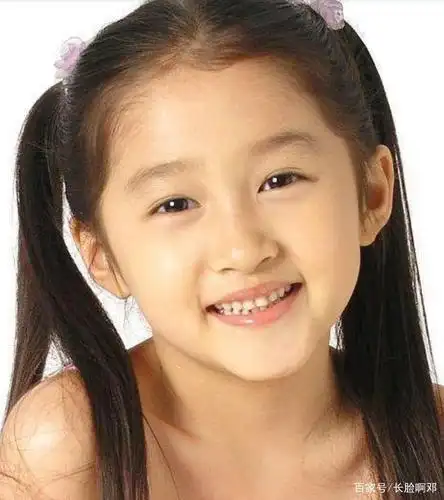 23岁的关晓彤分享了他的童年照片,宣布他的邻居姐姐拥有初长成