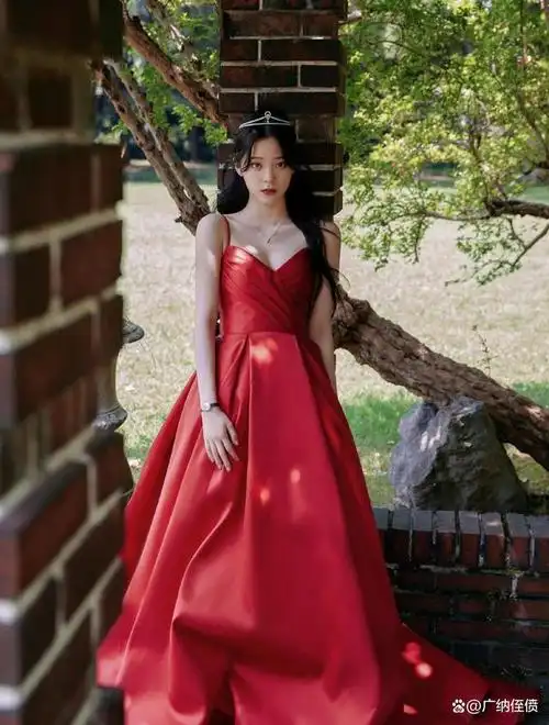 欧阳娜娜展示出了这样一种优雅的气质,令人赞叹不已.