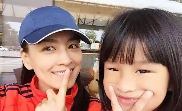 酒窝美女张庭女儿正面照,秀发披肩亭亭玉立,丑小鸭化身白天鹅!