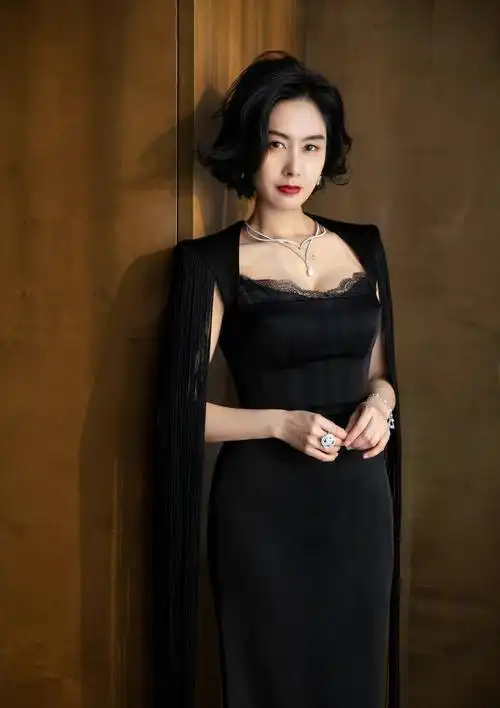 49岁朱茵仍旧那么美!黑色流苏长裙配红唇,展现曼妙身材__财经头条