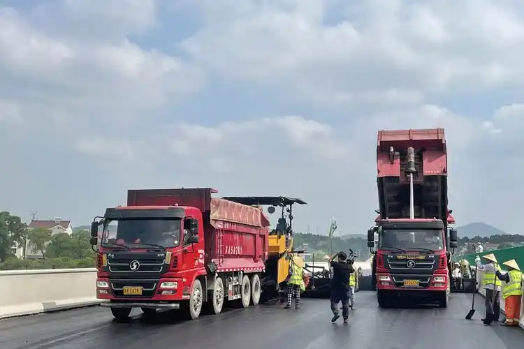 高宣高速公路江苏段加紧沥青摊铺