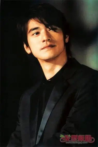 金城武发型,大片的斜刘海展现出了潮流时尚,左右两边的头发是很自然梳