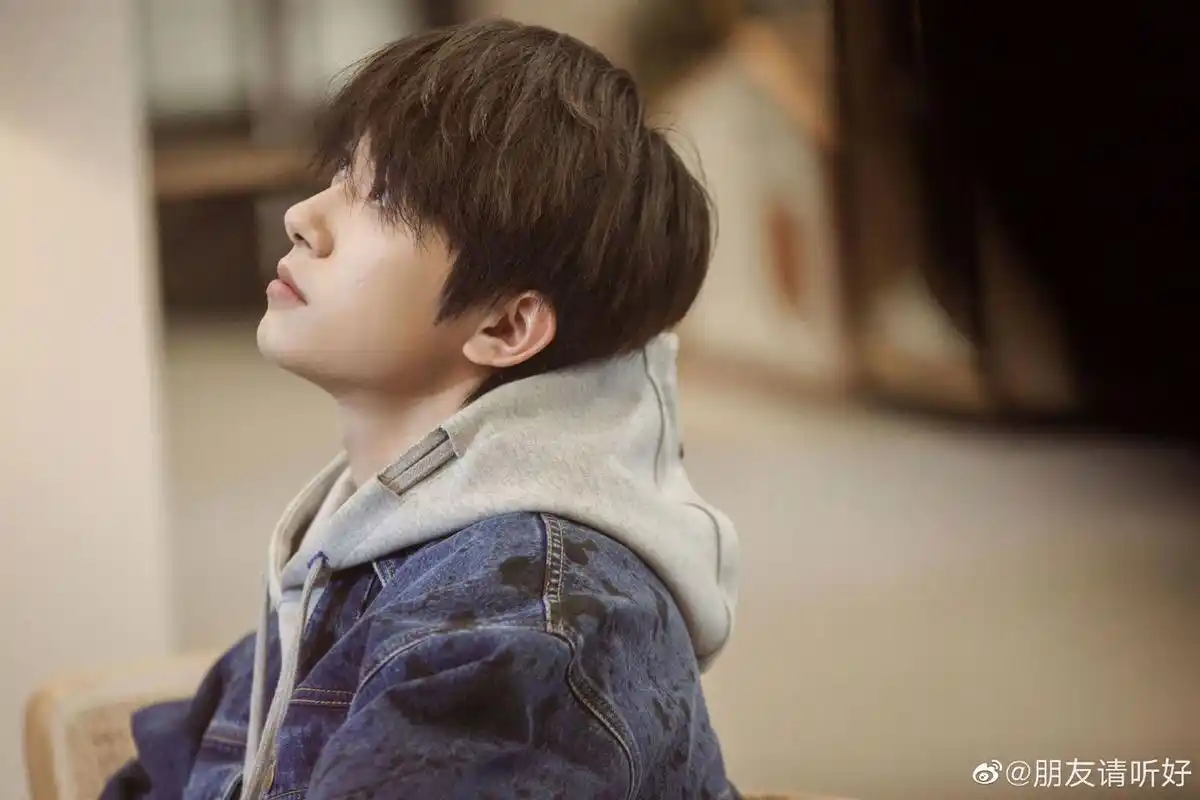 tfboys新闻200225易烊千玺朋友请听好新剧照来袭治愈系少年温柔上线