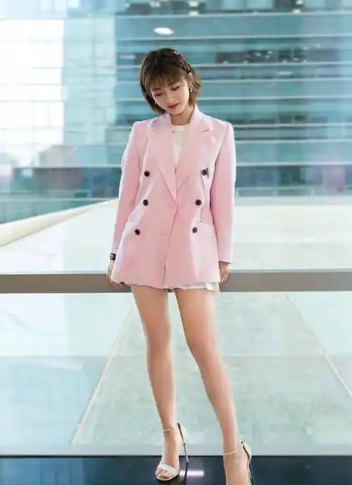 但她这次的造型很适合她的身材,短款的连衣裙 高跟鞋,显得身材高挑,还