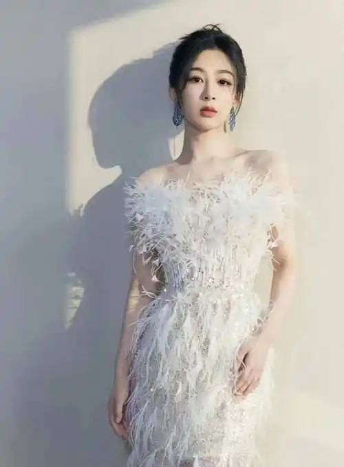 杨紫白色羽毛抹胸礼服亮相圈,高贵优雅_造型_整体_气质