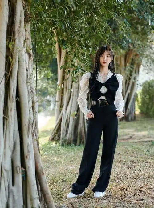 那么,郑乃馨服装上面最大的亮点,就是胸前的两只大