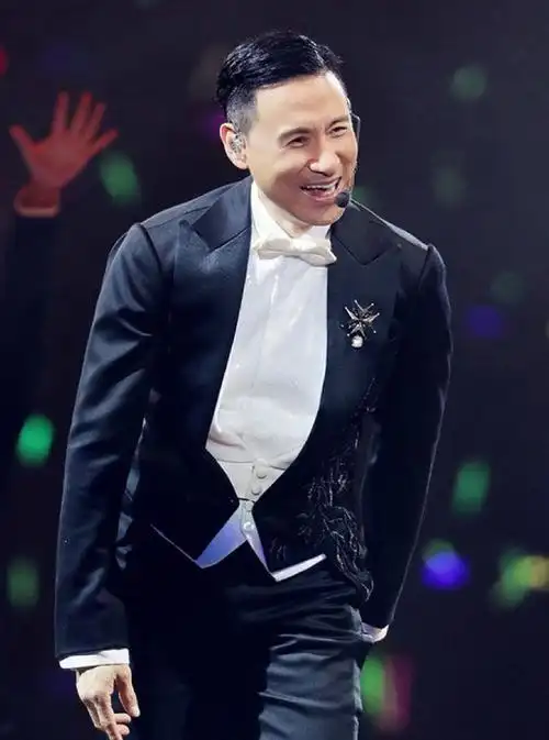 张学友的背头发型裁剪得非常利落清爽,搭配起西装也是英俊挺拔,相比他