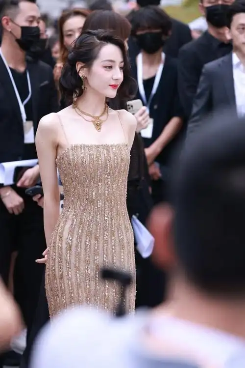 外媒评选迪丽热巴2023最美中国女星