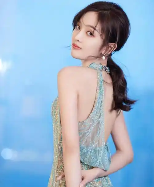 吴宣仪黑网长裙"土出"新高度,网友表示没眼看_礼服_明星_关晓彤