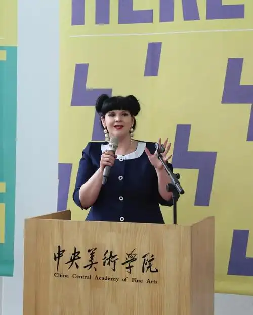 留学课程胡西丹校长在致辞中讲到,此次毕业作品展,既是附中留学课程