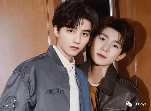 王源手疼让王俊凯喂饭,俩人却用同一副筷子,当众"间接接吻"?