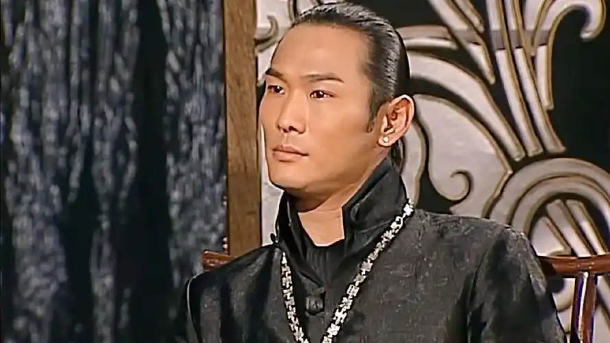 女人得到一把万能钥匙可以随意进出八号当铺