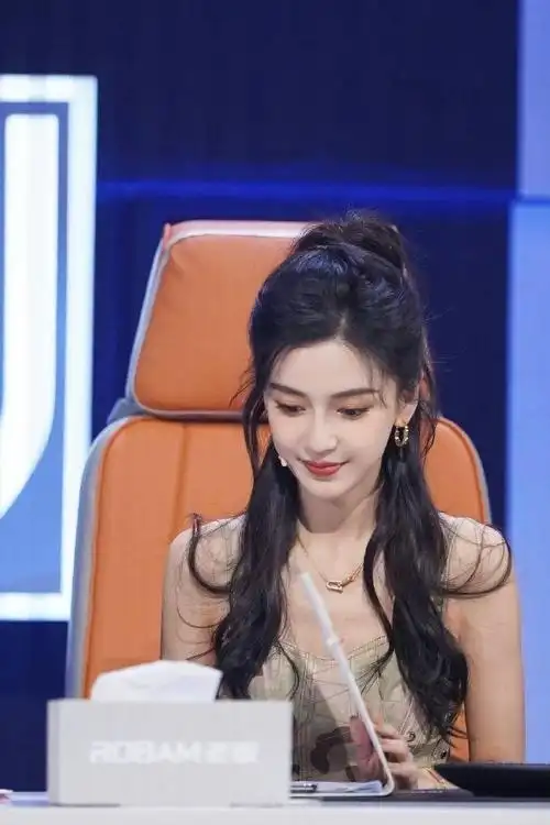 angelababy高马尾半披发搭配迷彩短上衣造型