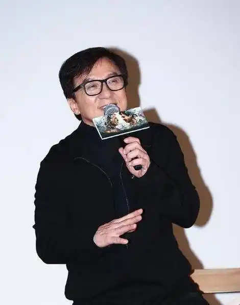 原创67岁成龙近况走路需两人搀扶面部表情痛苦曾因戏险丧命