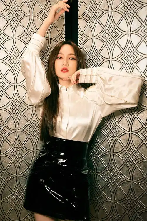 孟佳的酒杯腰太撩人,"亮片裙 亮片靴"惊艳全场,身材美丽比十八岁还好!