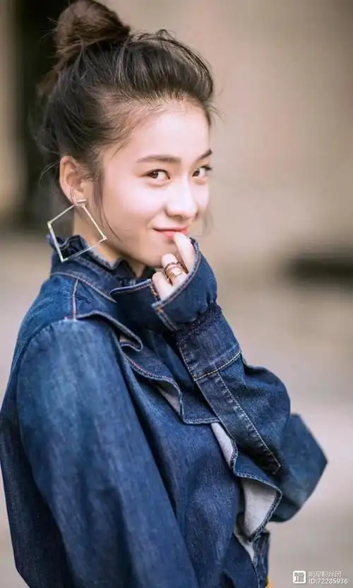 张雪迎素颜出演这部电影,虽然眼袋被吐槽不过演技却不错