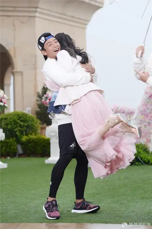 《奔跑吧》8人齐聚郑恺抱起搭档