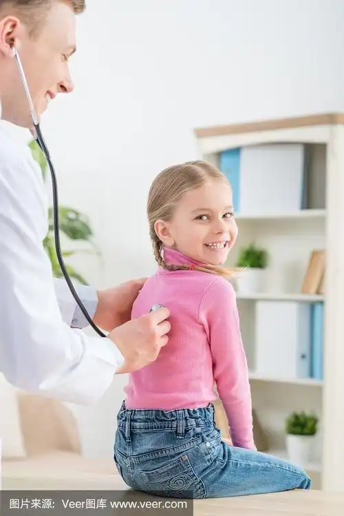 专业儿科医生检查小女孩