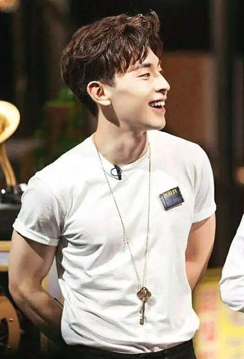 穿紧身衣裤的邓伦原来也是一位低调的肌肉型男!