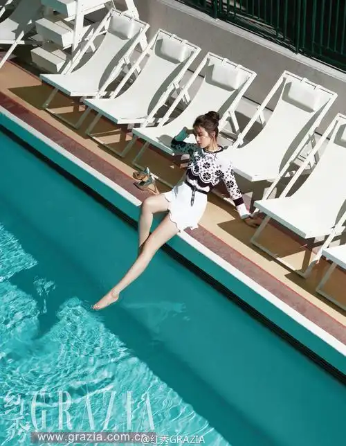 刘亦菲身着dior玩转泳池风情 不做天仙攻依然美