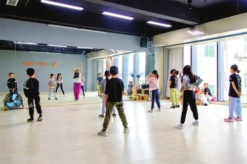 一家舞蹈培训室内,许多孩子跟着老师在学爵士舞.欧阳亨 摄