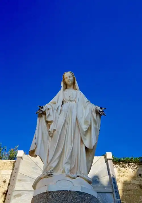 圣母玛利亚像,手被游客摸黑了.