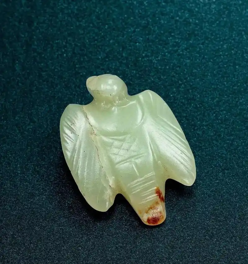 文化期(红山) 玉鸮.出版:《中国文物世界》,1993年1月 - 抖音