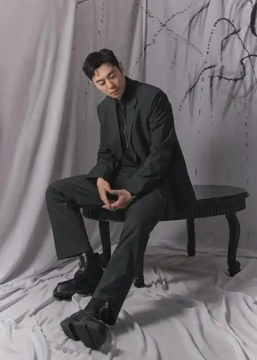 朱亚文的雅痞气质真的一绝,这次华表奖的出发图,all black装扮搭配